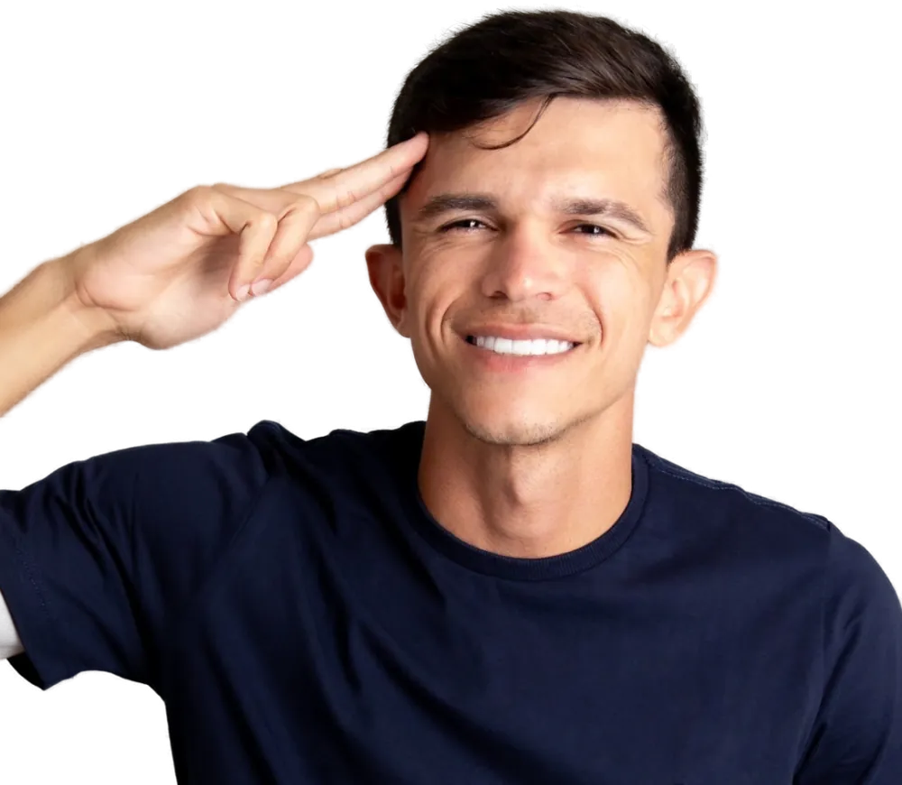 Tiago Dionisio, de camiseta azul-marinho, sorrindo e fazendo continência.